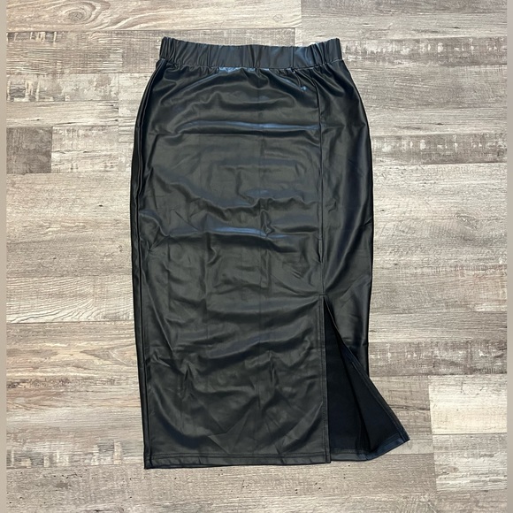 Midi length faux leather skirt with slit - Picture 3 of 4